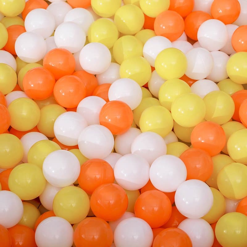 Primer plano de las 50 bolas de colores del parque