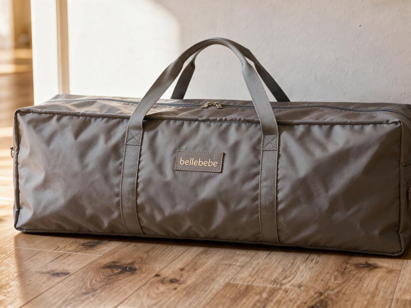 La bolsa de transporte gris con sus asas, con la etiqueta de Bellebebe