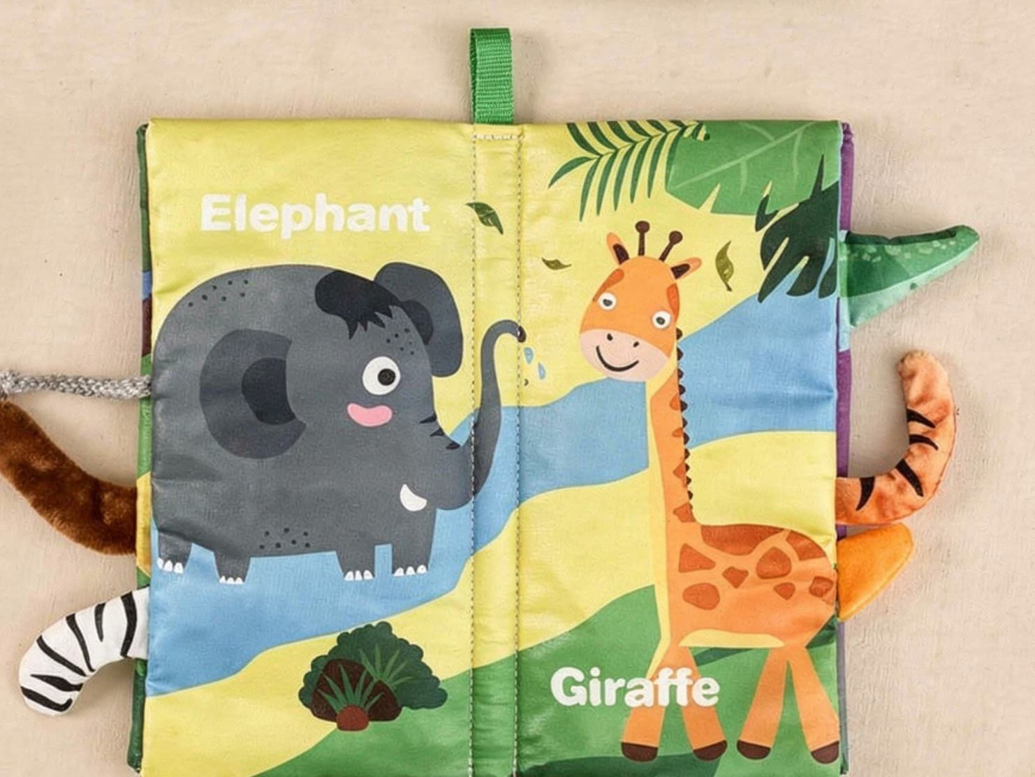 El libro sensorial de tela con animales incluido en el parque